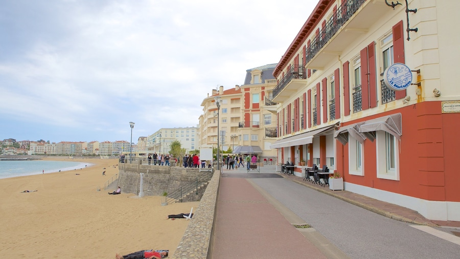 Saint-Jean-de-Luz som visar kustutsikter, en strand och en kuststad