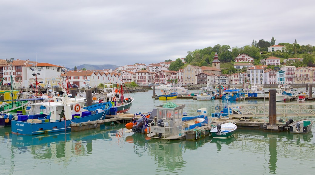 Saint-Jean-de-Luz toont een kuststadje, een jachthaven en varen