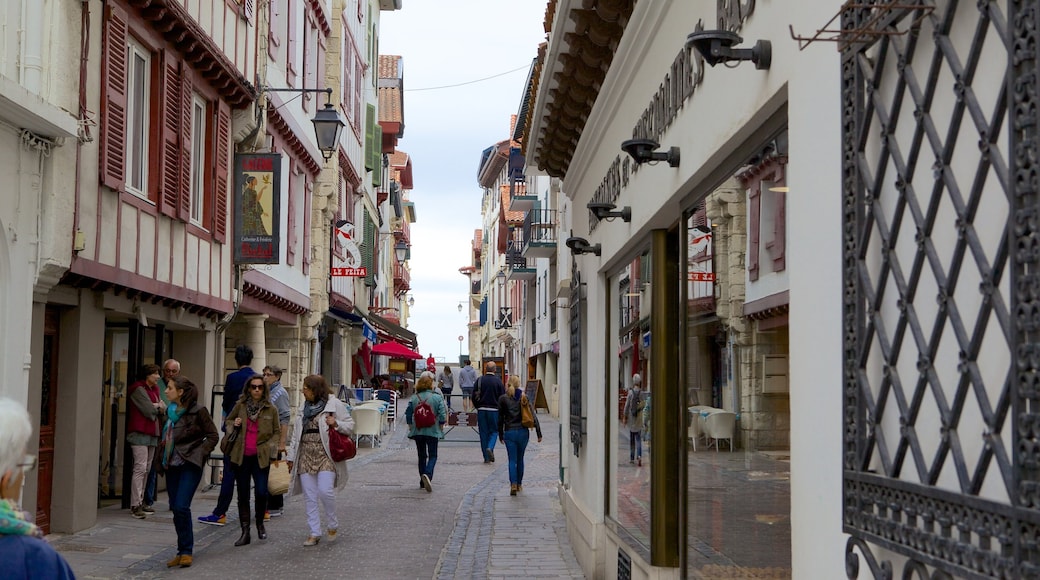 San Juan de Luz mostrando una ciudad y una pequeña ciudad o aldea y también un gran grupo de personas