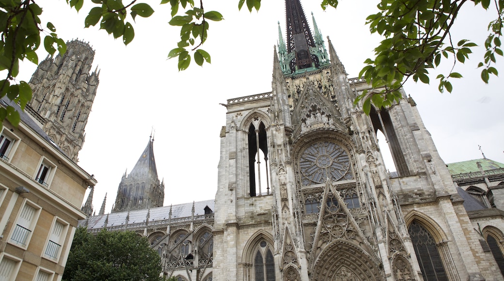 Katedralen i Rouen som inkluderar historisk arkitektur, en kyrka eller katedral och historiska element