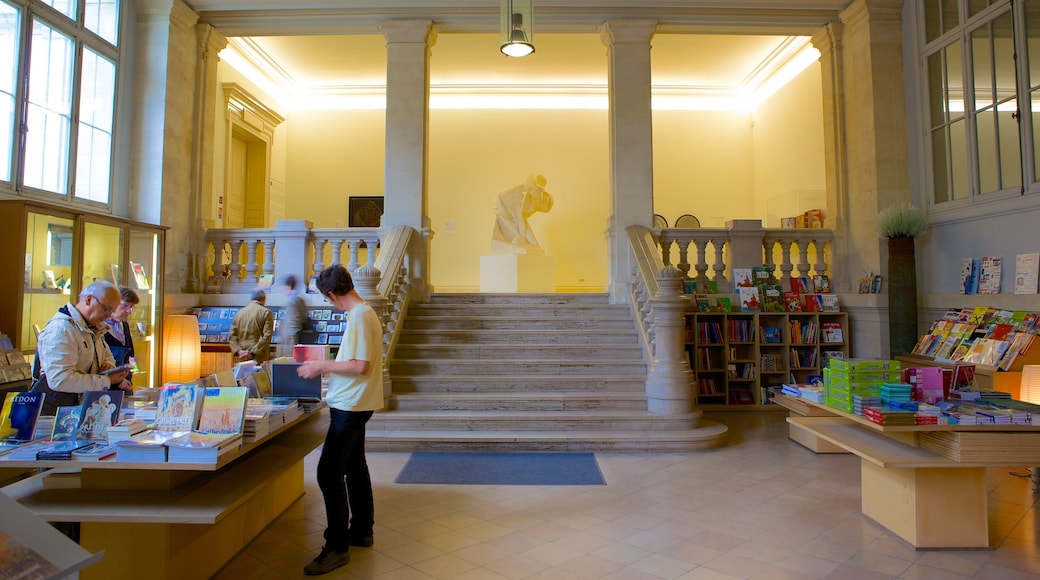 Musée des Beaux-Arts in Rouen mit einem Innenansichten und Einkaufen