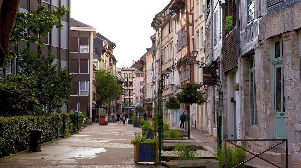 Rouen featuring a city