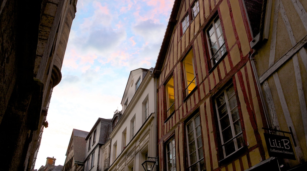 Rouen showing a city