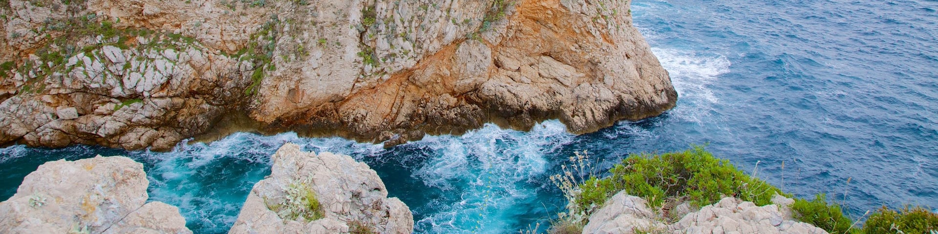 Lovrijenac Fort which includes building ruins, heritage elements and general coastal views