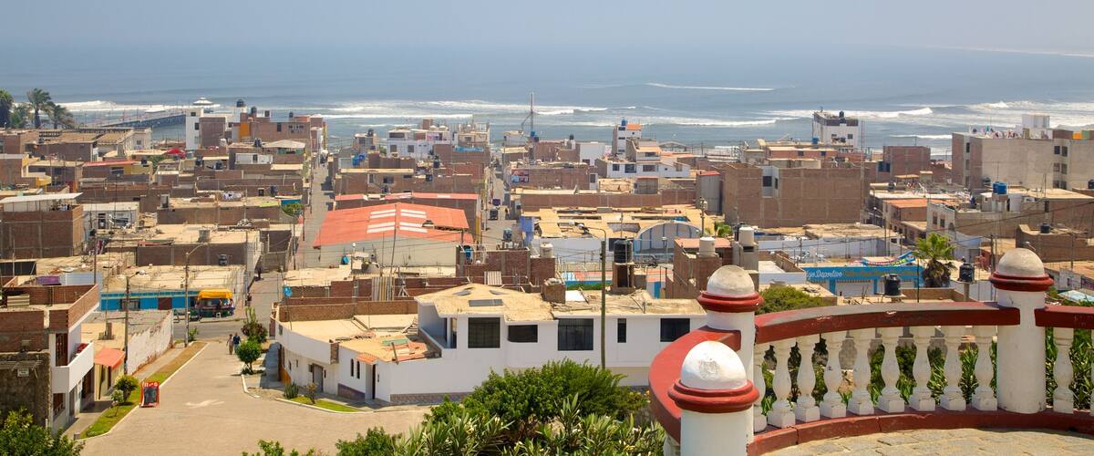 Plage de Huanchaco montrant ville cĂŽtiĂšre et vues littorales