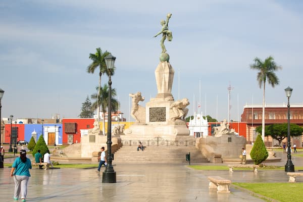 Place d\'Armes de Trujillo qui includes statue ou sculpture et square ou place aussi bien que petit groupe de personnes