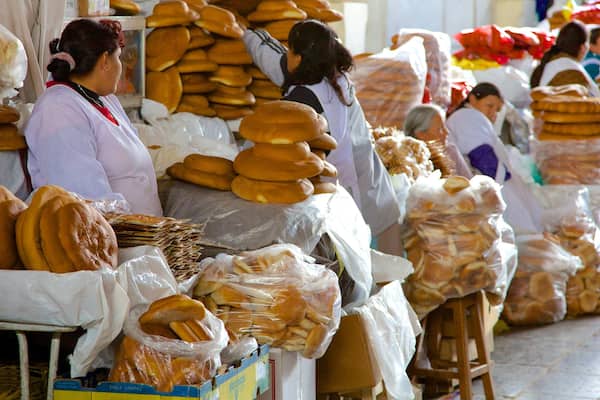 Cusco San Pedro Market mit einem Speisen und Märkte sowie kleine Menschengruppe
