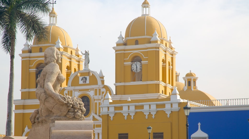 Catedral de Trujillo que inclui uma igreja ou catedral e uma estátua ou escultura