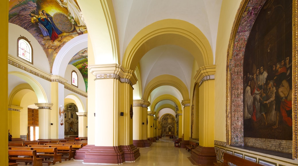 Catedral de Trujillo que inclui uma igreja ou catedral e vistas internas