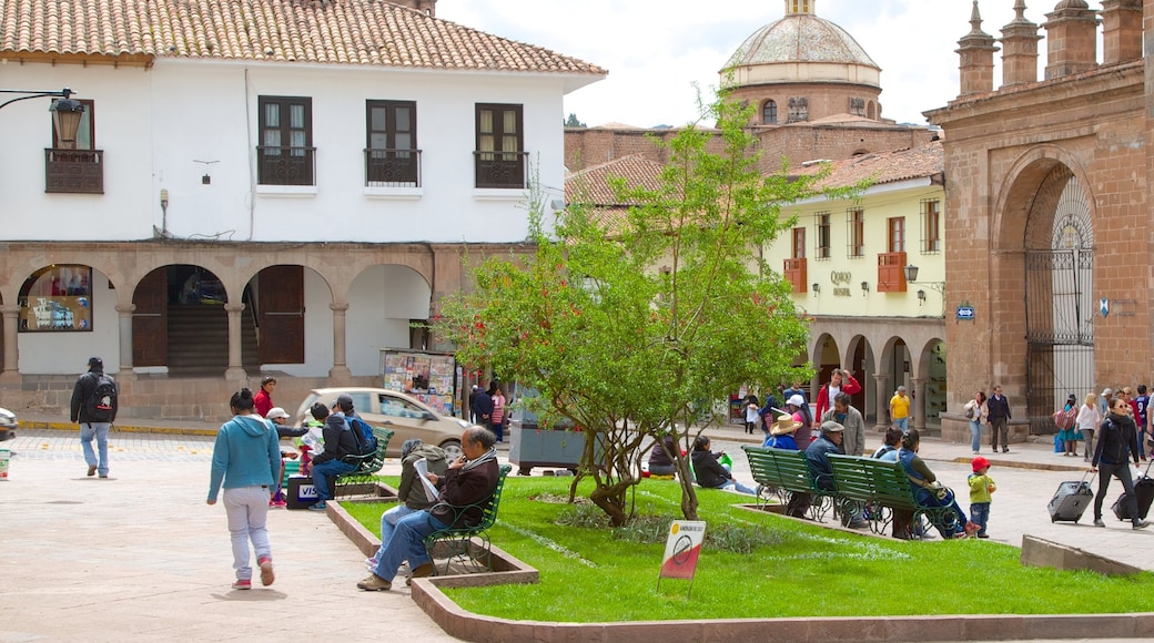 Iglesia de la Merced assim como um pequeno grupo de pessoas