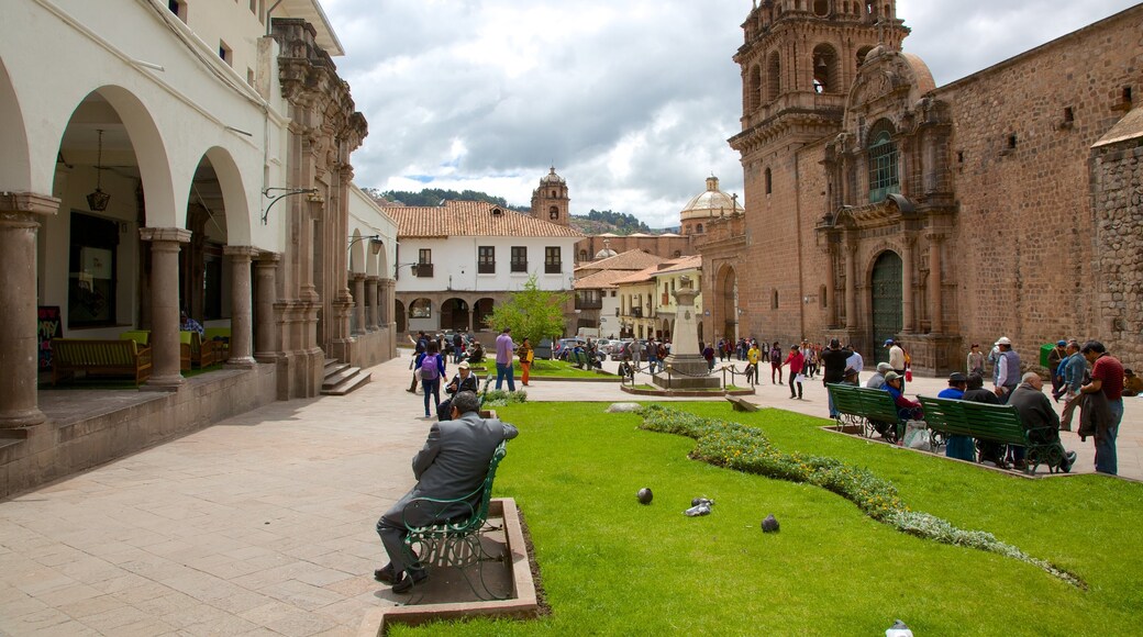 La Merced Church showing a church or cathedral as well as a small group of people