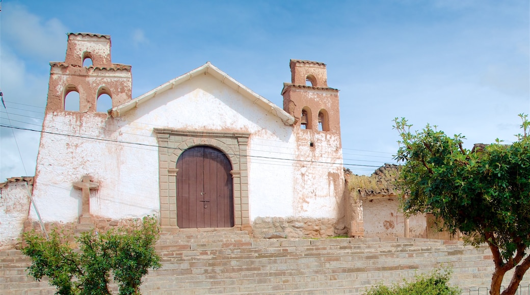 Cusco showing building ruins and a church or cathedral