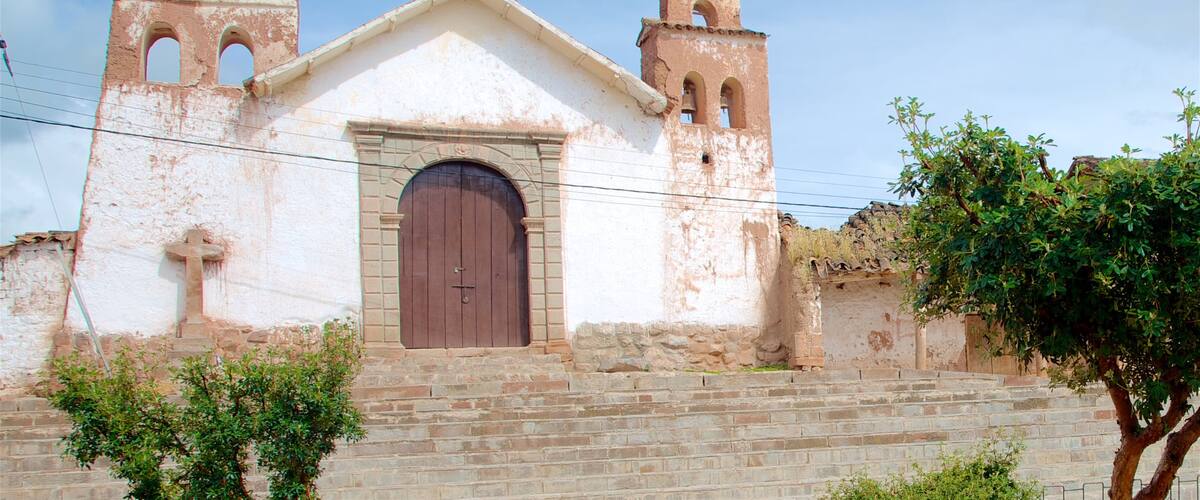Cusco showing building ruins and a church or cathedral