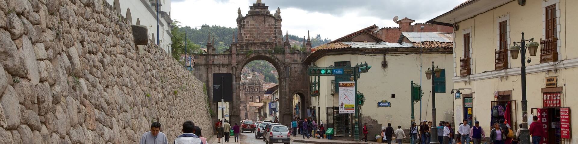 Cusco - Machu Picchu showing street scenes and a city