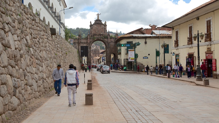 Cusco - Machu Picchu que incluye escenas cotidianas y una ciudad