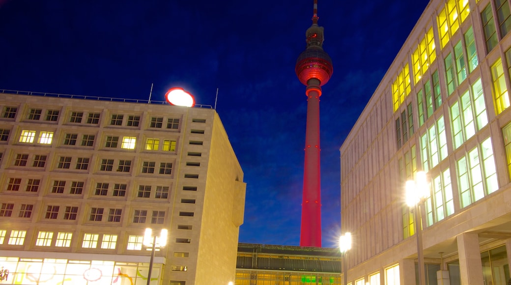 Fernsehturm mostrando città