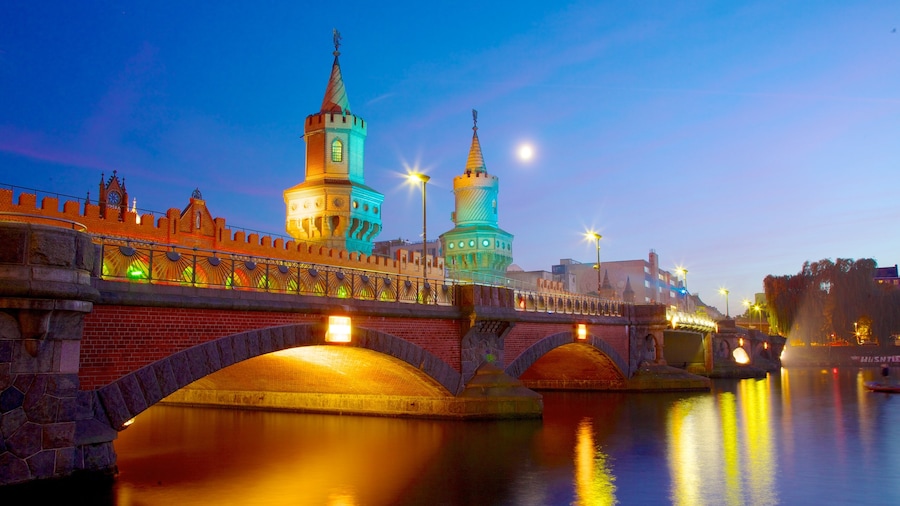 Puente Oberbaum que incluye un puente, una ciudad y un río o arroyo