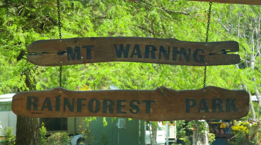 Mount Warning que incluye señalización