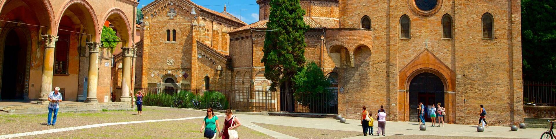 Basilique Santo Stefano mettant en vedette patrimoine architectural, petite ville ou village et square ou place