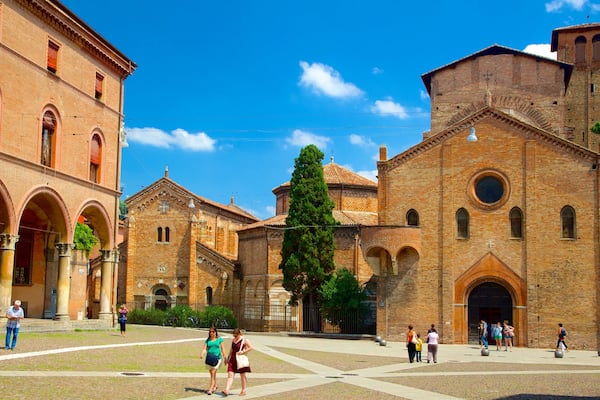 Basilique Santo Stefano mettant en vedette patrimoine architectural, petite ville ou village et square ou place