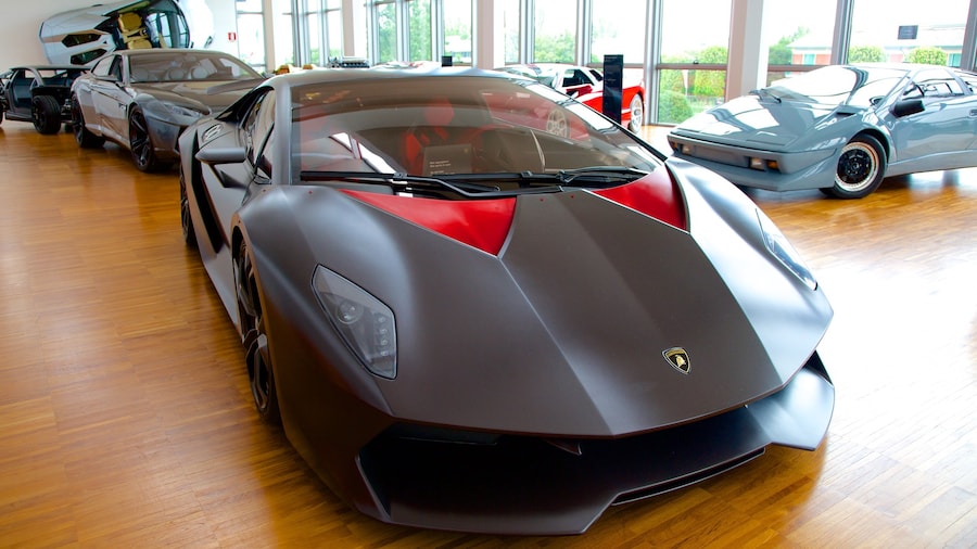 Museo Lamborghini que incluye vistas interiores