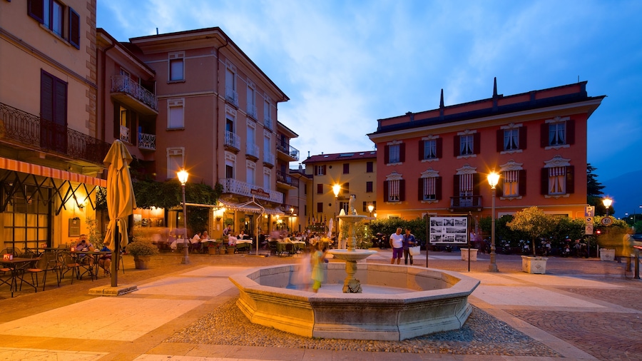 Menaggio mit einem Springbrunnen und Stadt