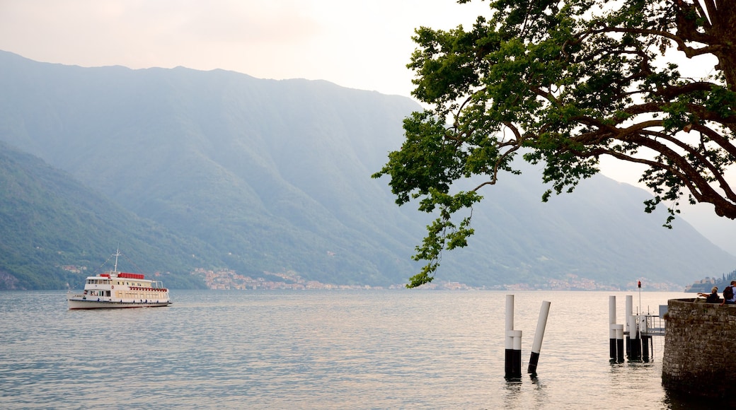 Villa Carlotta que incluye una bahía o puerto, un ferry y vistas generales de la costa