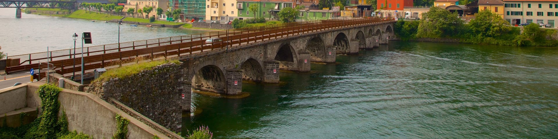 Lecco das einen Fluss oder Bach, Brücke und allgemeine Küstenansicht