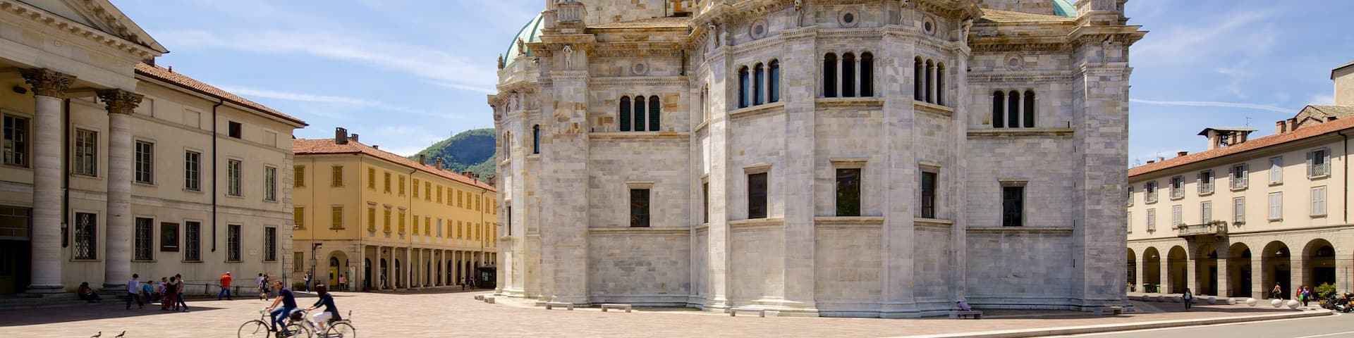 Comer See Region mit einem Platz oder Plaza, Kirche oder Kathedrale und historische Architektur