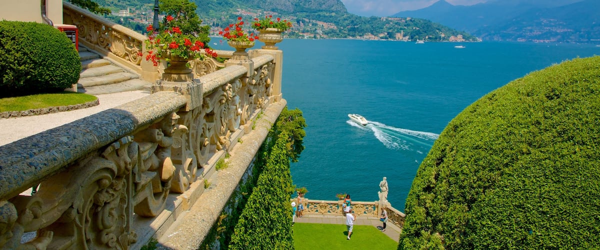 Lago de Como caracterizando uma baía ou porto, uma cidade litorânea e paisagens litorâneas