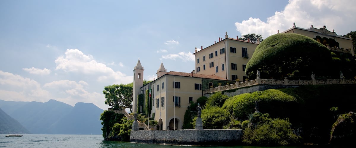 Lac de CĂŽme mettant en vedette ville cĂŽtiĂšre, maison et vues littorales