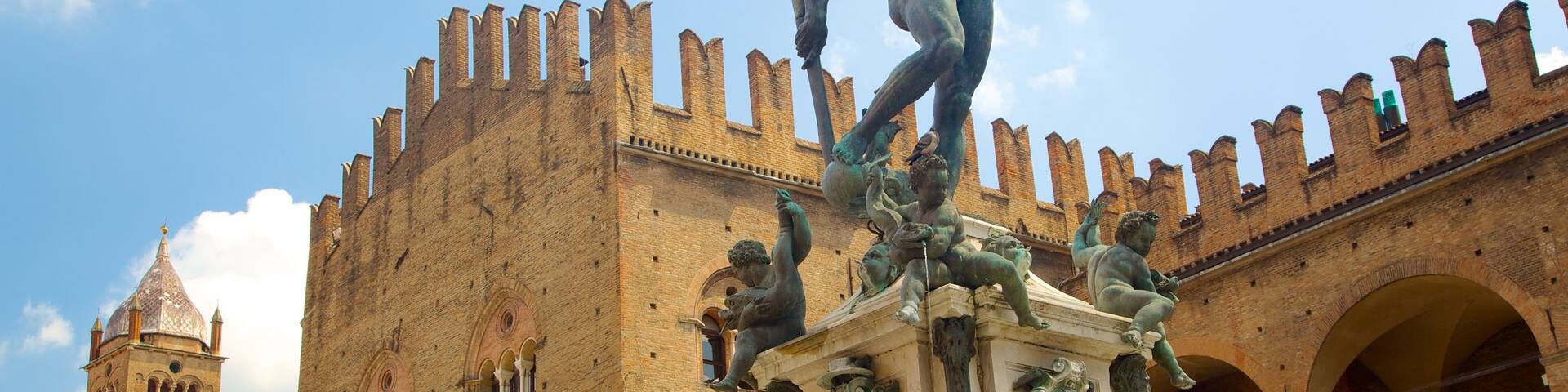 Fountain of Neptune showing a statue or sculpture and a fountain