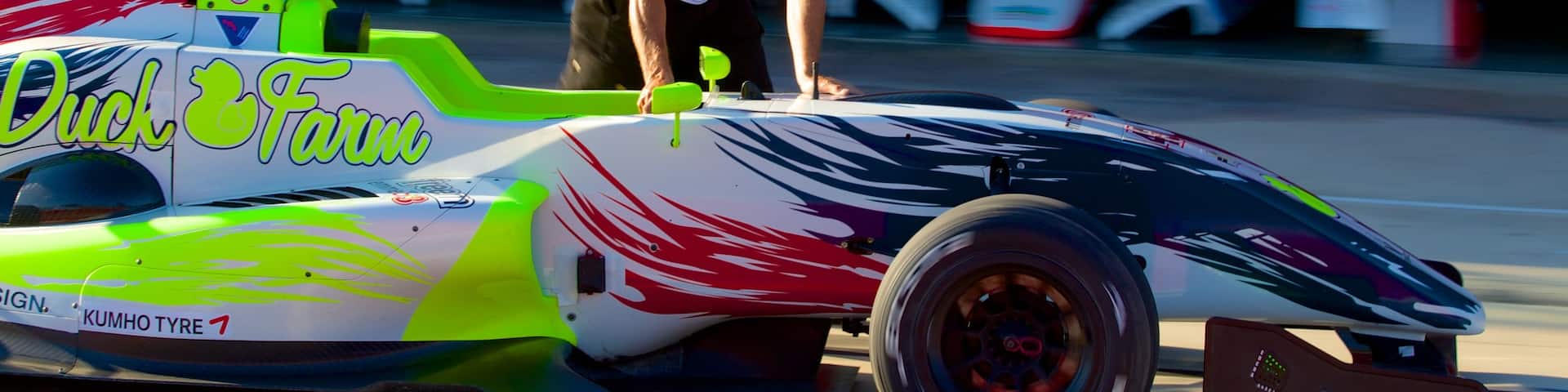 Imola mit einem Sportevent sowie einzelner Mann