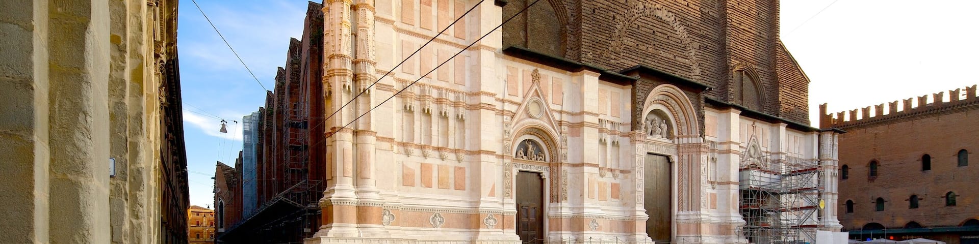 Basilica of San Petronio showing religious elements, heritage elements and a church or cathedral