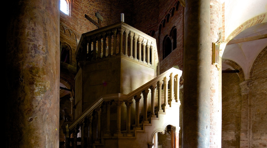 Basílica Santo Stefano mostrando elementos patrimoniales, una iglesia o catedral y vistas de interior