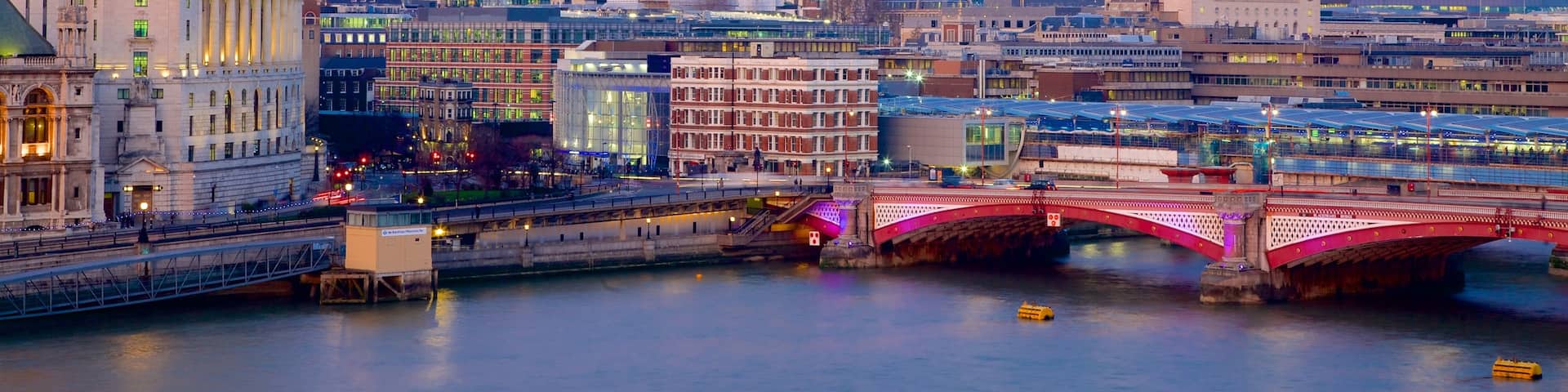 London das einen BrĂŒcke, Skyline und bei Nacht