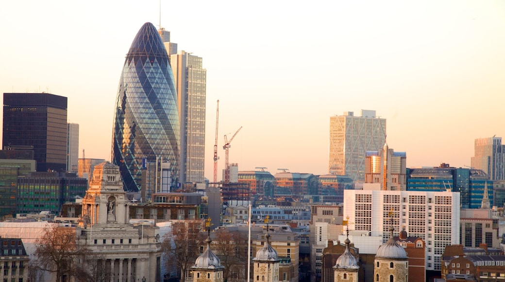 Londres que incluye arquitectura moderna, un rascacielos y una ciudad