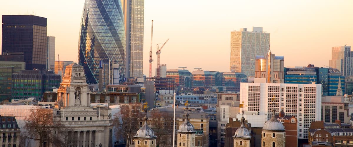 Londres que incluye arquitectura moderna, un rascacielos y una ciudad