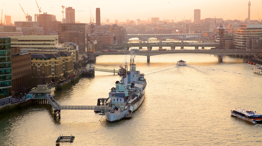 Tower Bridge som omfatter en bugt eller havn, bådsejlads og en bro