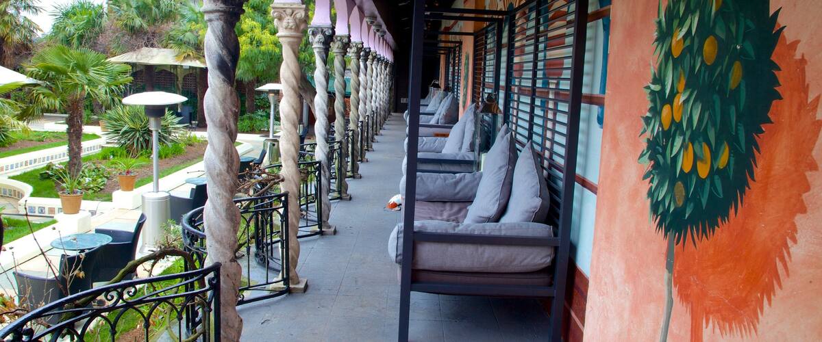 Kensington Roof Gardens showing a luxury hotel or resort