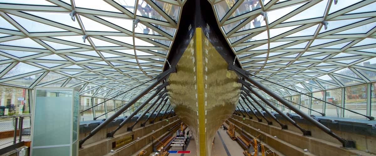 Cutty Sark mostrando arquitetura moderna, canoagem e vistas internas