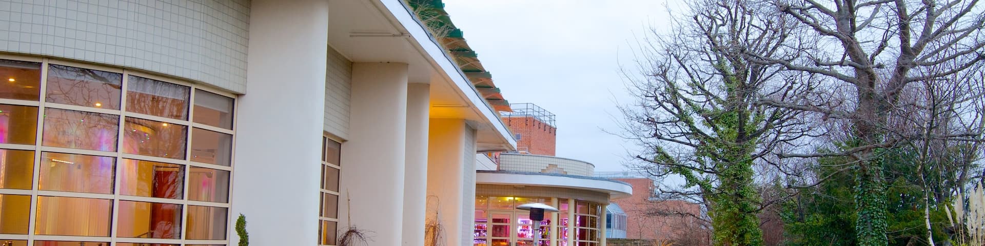 Kensington Roof Gardens showing a park and a house