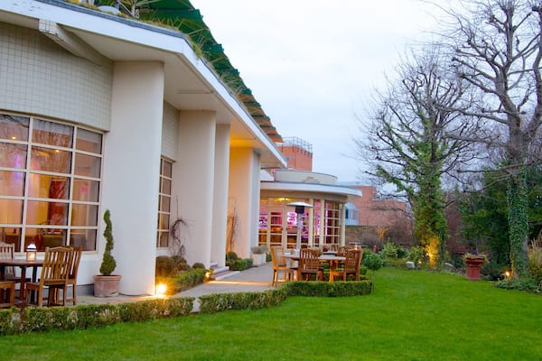 Jardins Kensington Roof Gardens qui includes jardin et maison