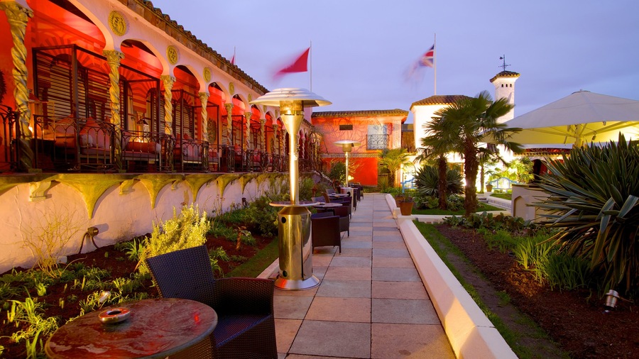 Kensington Roof Gardens showing a park