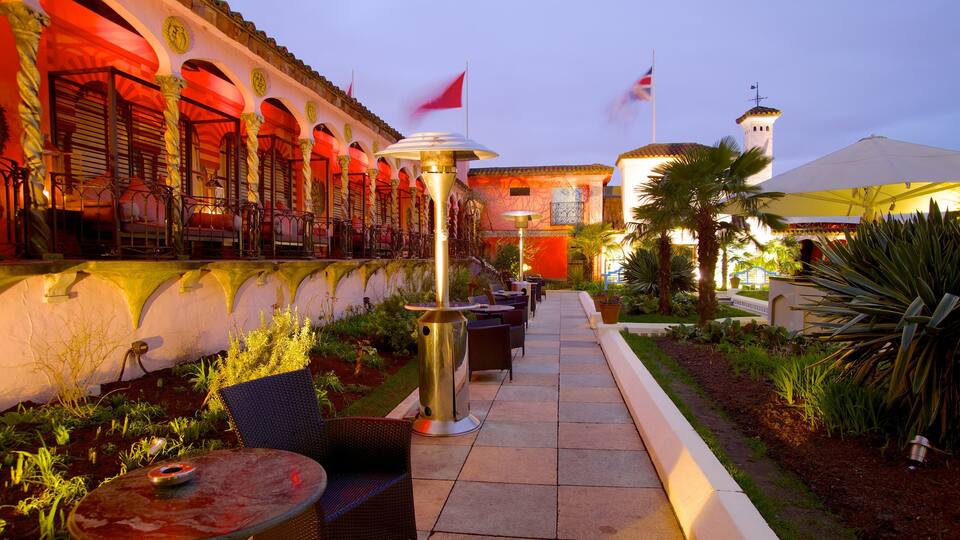 Kensington Roof Gardens showing a park