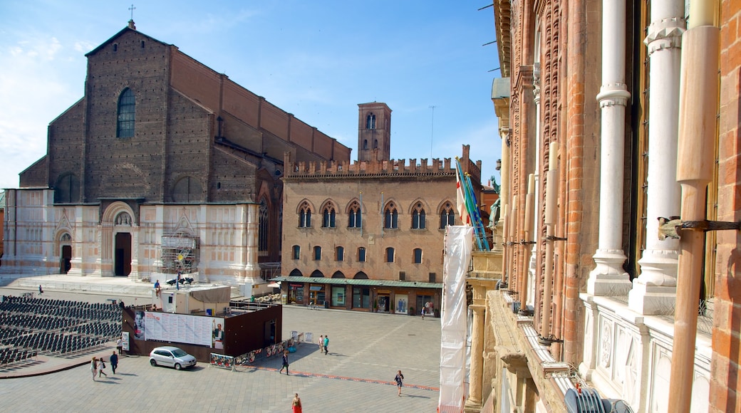 Bolonia que incluye una ciudad, patrimonio de arquitectura y un parque o plaza