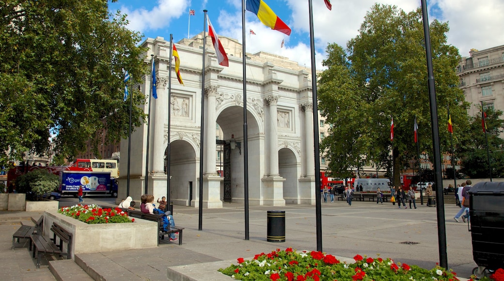 Hyde Park which includes a square or plaza, a city and a monument