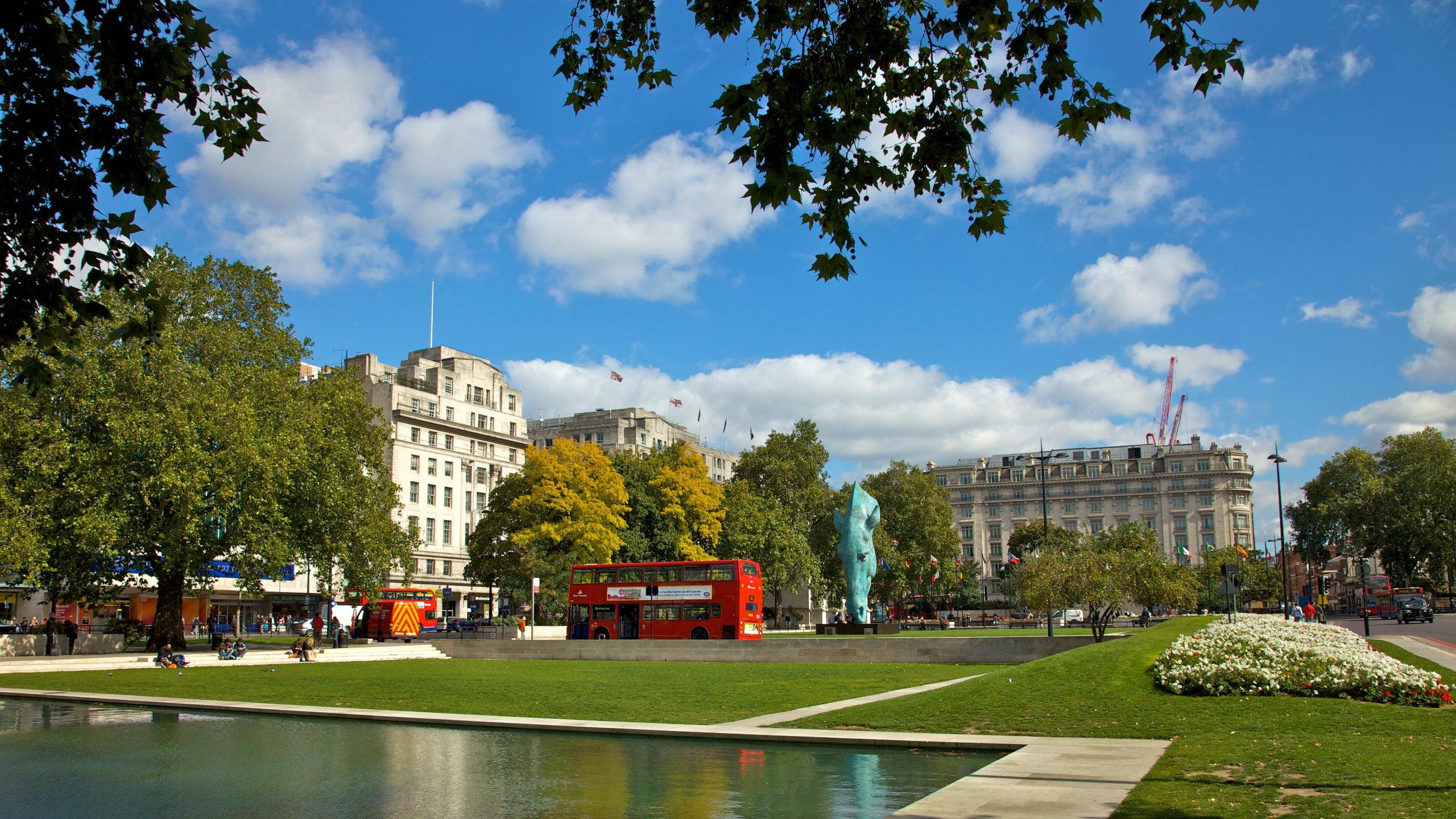 Hyde Park showing a city, a garden and a pond