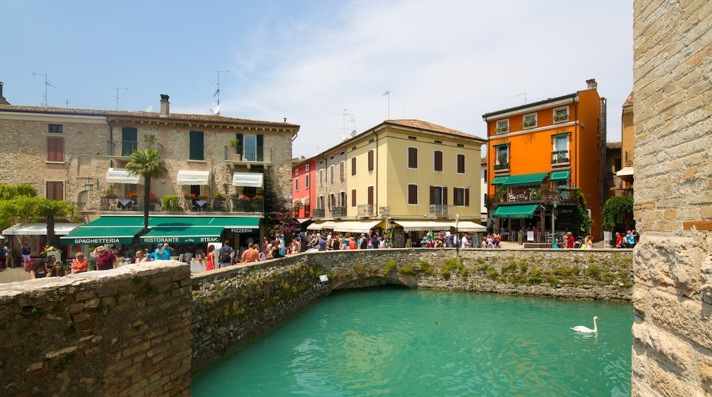 Castello di Scaliger caratteristiche di piccola città o villaggio e oggetti d\'epoca cosi come un grande gruppo di persone