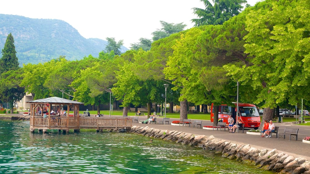 Garda qui includes lac ou étang